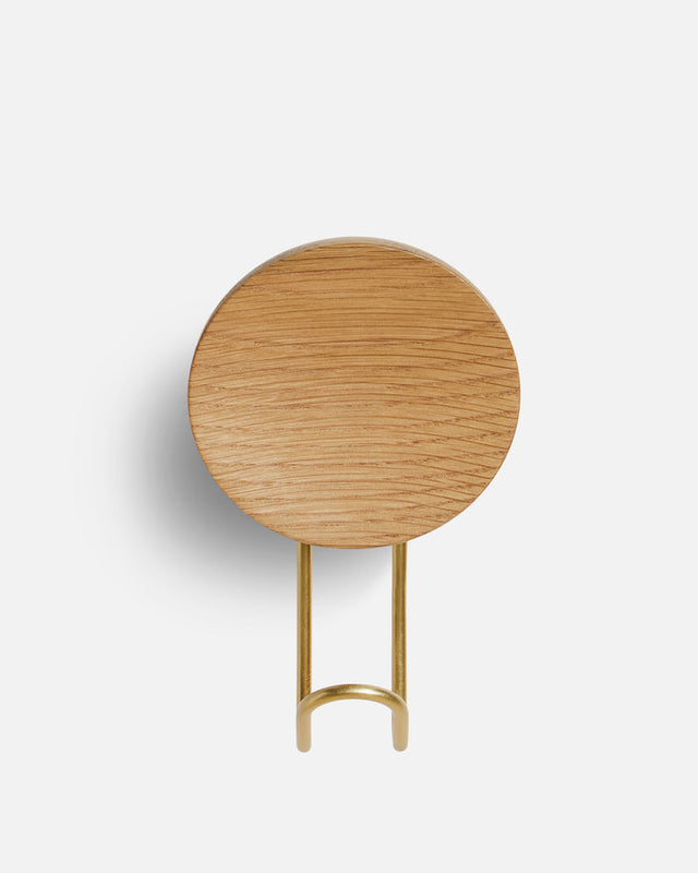 Around wall hanger in oak with satin brass hook — large size from WOUD.
